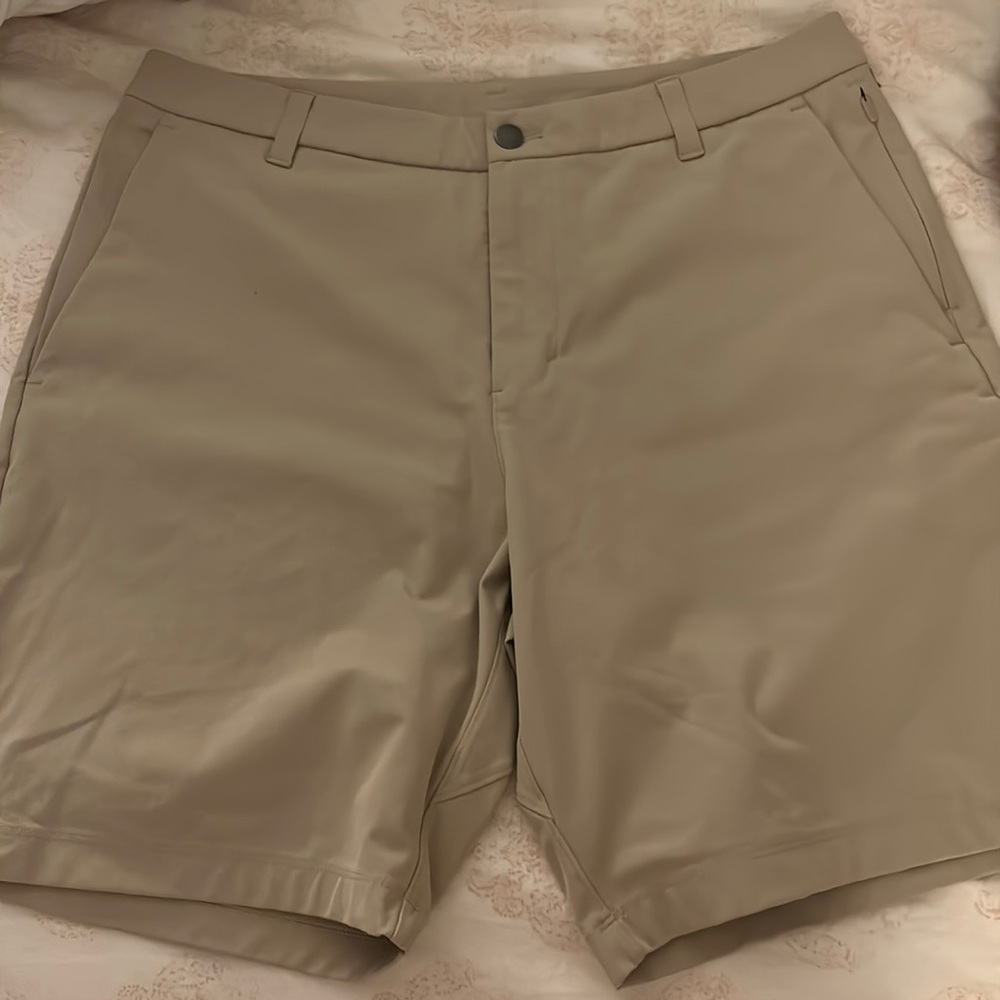 MENS LULULEMON COMMISSION SHORT 9”
